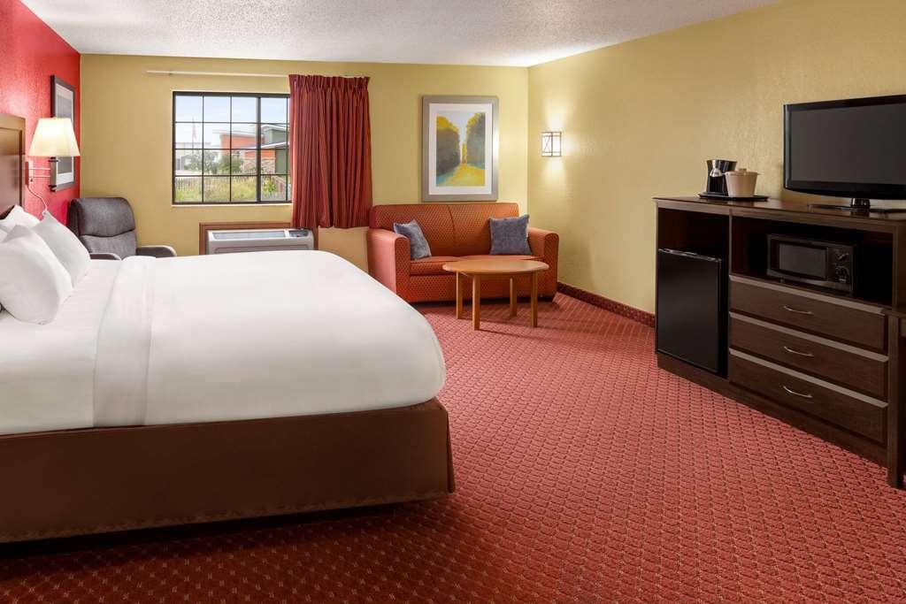 Baymont By Wyndham Cedar Rapids Hotel Стая снимка