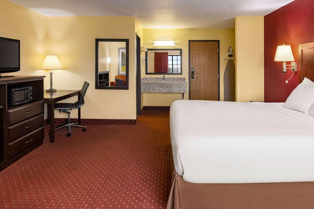 Baymont By Wyndham Cedar Rapids Hotel Стая снимка