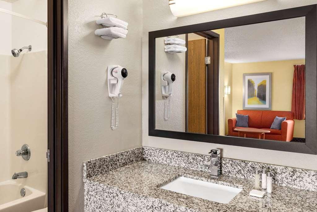 Baymont By Wyndham Cedar Rapids Hotel Стая снимка