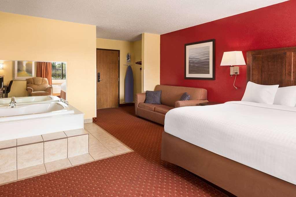 Baymont By Wyndham Cedar Rapids Hotel Стая снимка