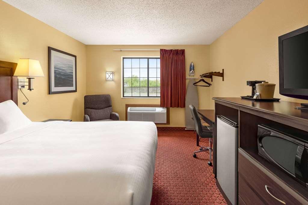 Baymont By Wyndham Cedar Rapids Hotel Стая снимка