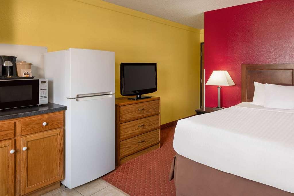 Baymont By Wyndham Cedar Rapids Hotel Стая снимка