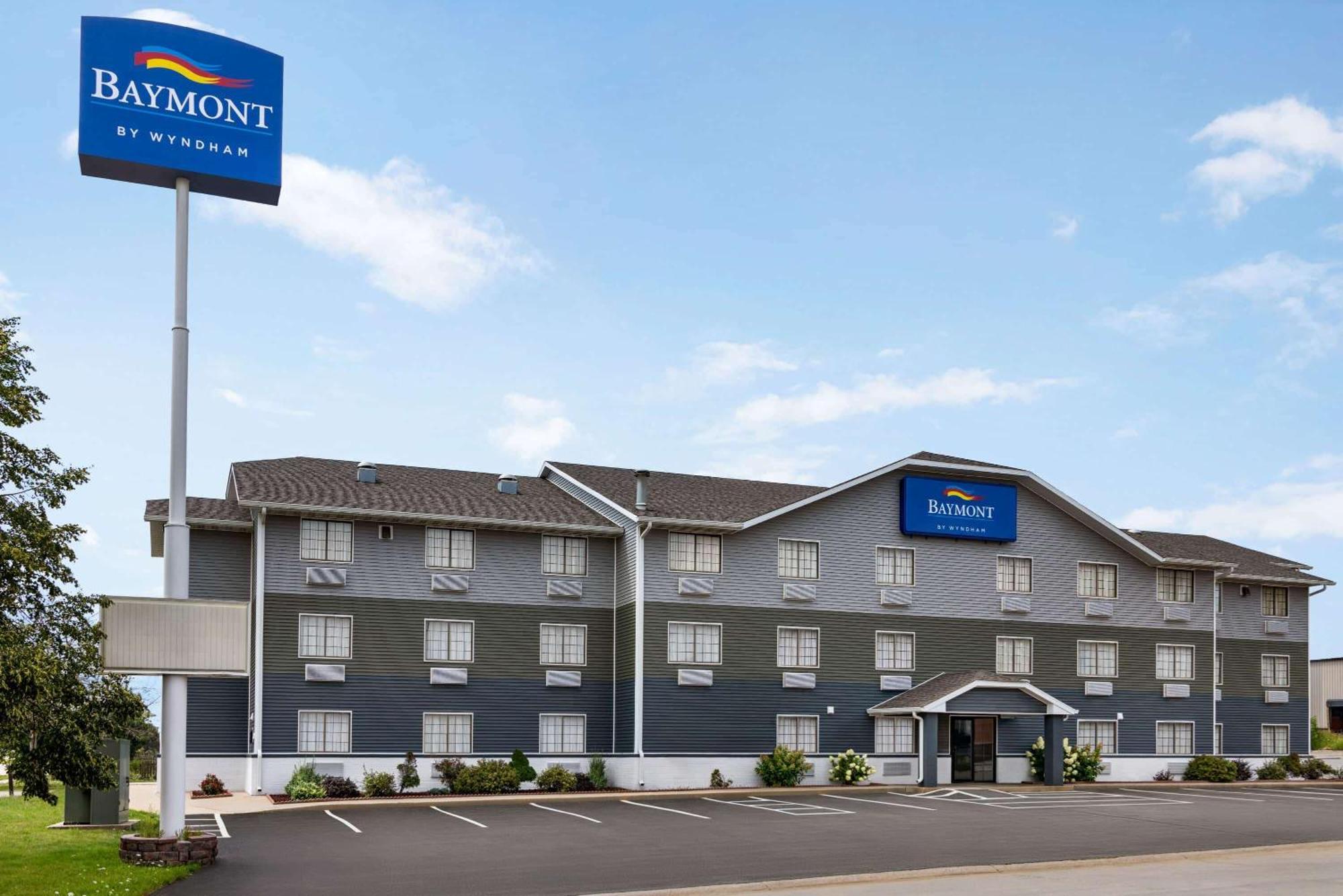 Baymont By Wyndham Cedar Rapids Hotel Екстериор снимка