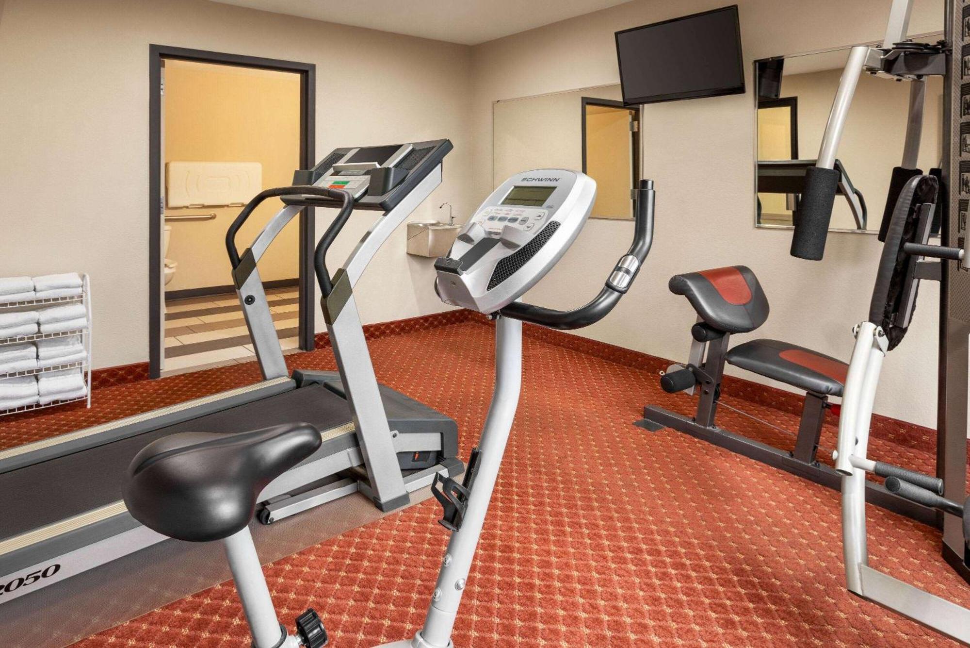 Baymont By Wyndham Cedar Rapids Hotel Екстериор снимка