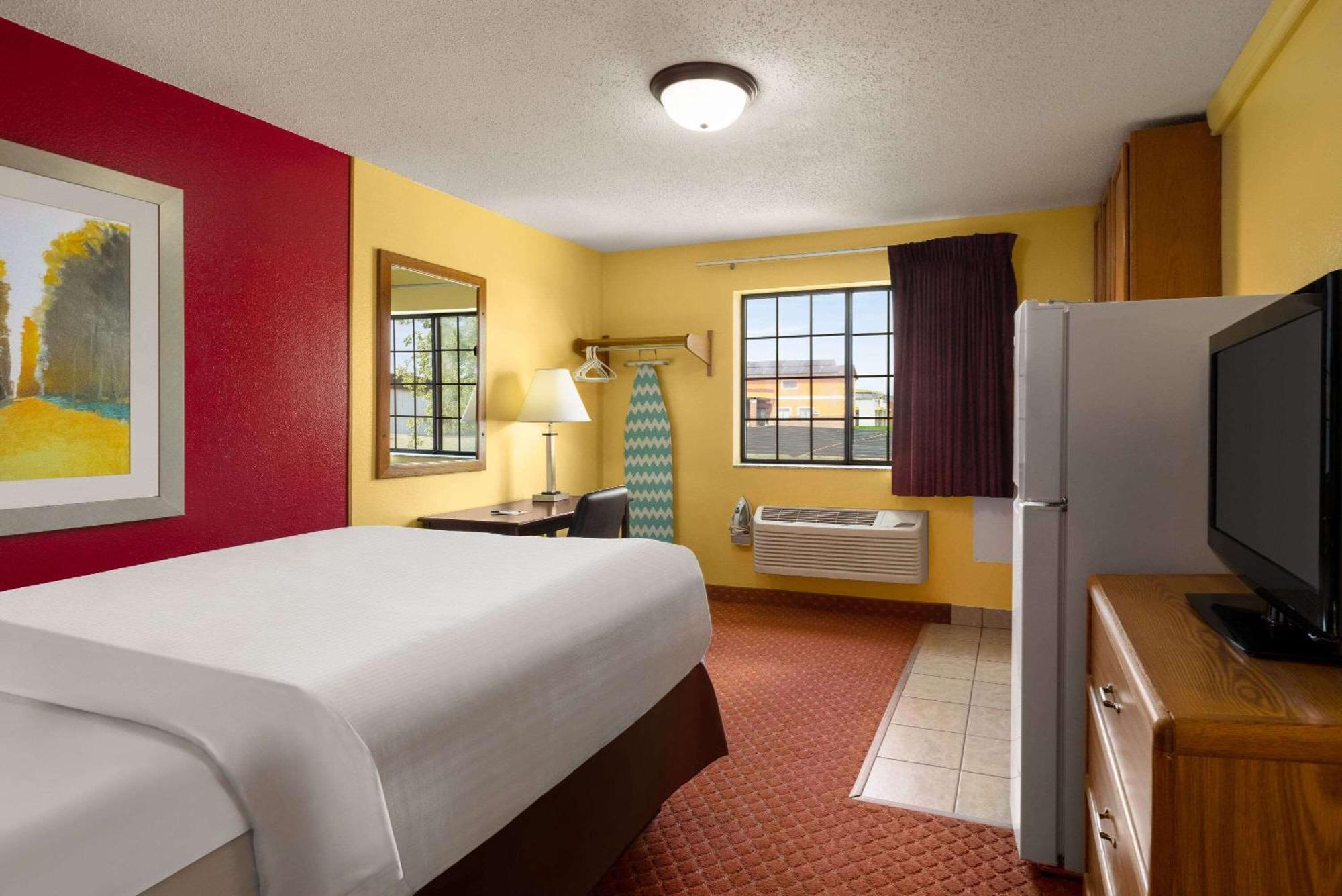 Baymont By Wyndham Cedar Rapids Hotel Екстериор снимка
