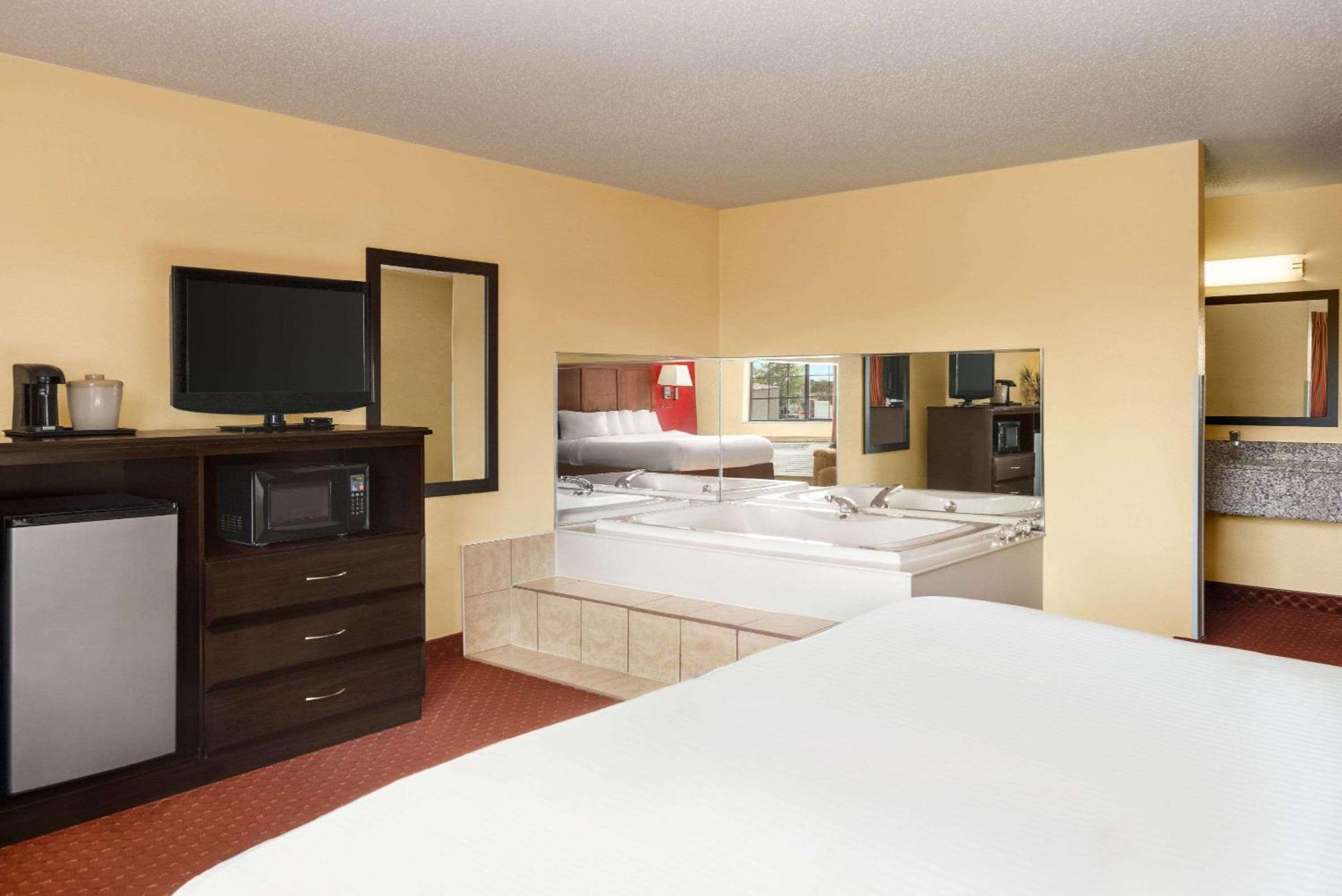 Baymont By Wyndham Cedar Rapids Hotel Екстериор снимка