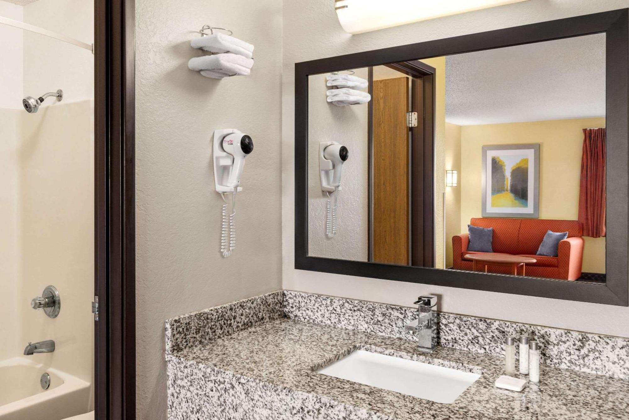 Baymont By Wyndham Cedar Rapids Hotel Екстериор снимка