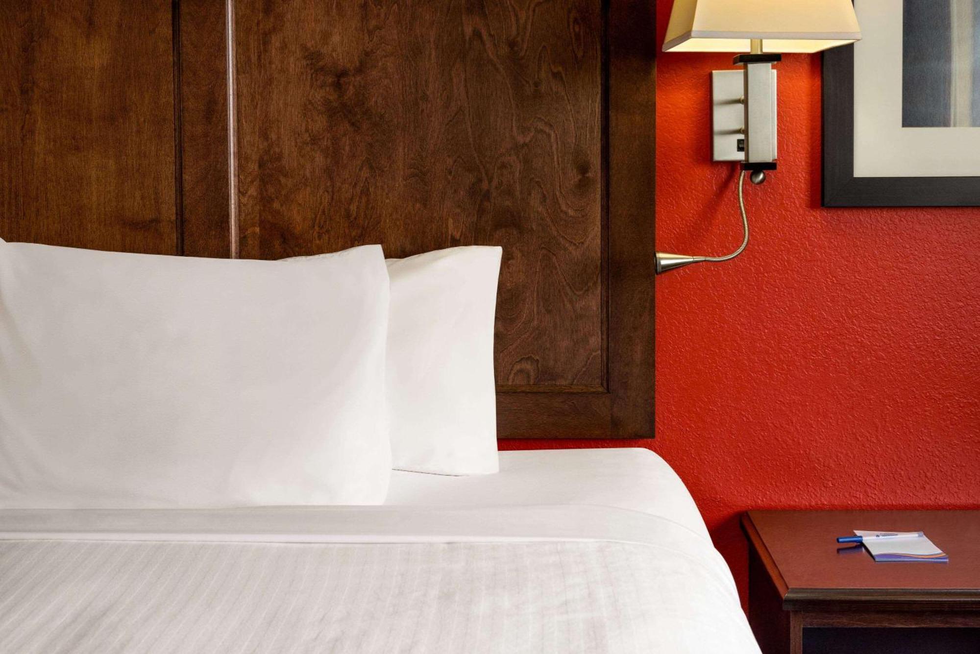 Baymont By Wyndham Cedar Rapids Hotel Екстериор снимка