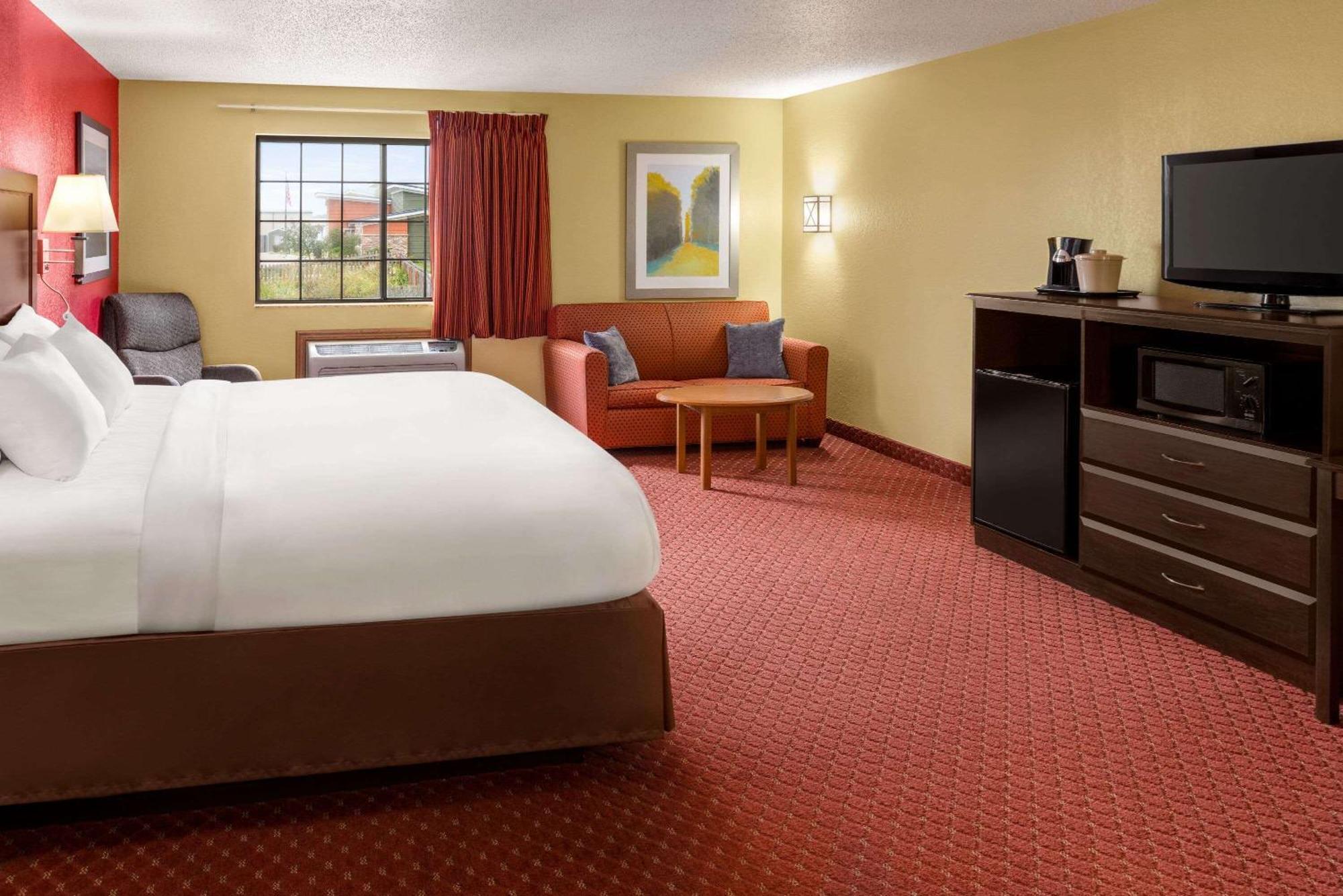 Baymont By Wyndham Cedar Rapids Hotel Екстериор снимка
