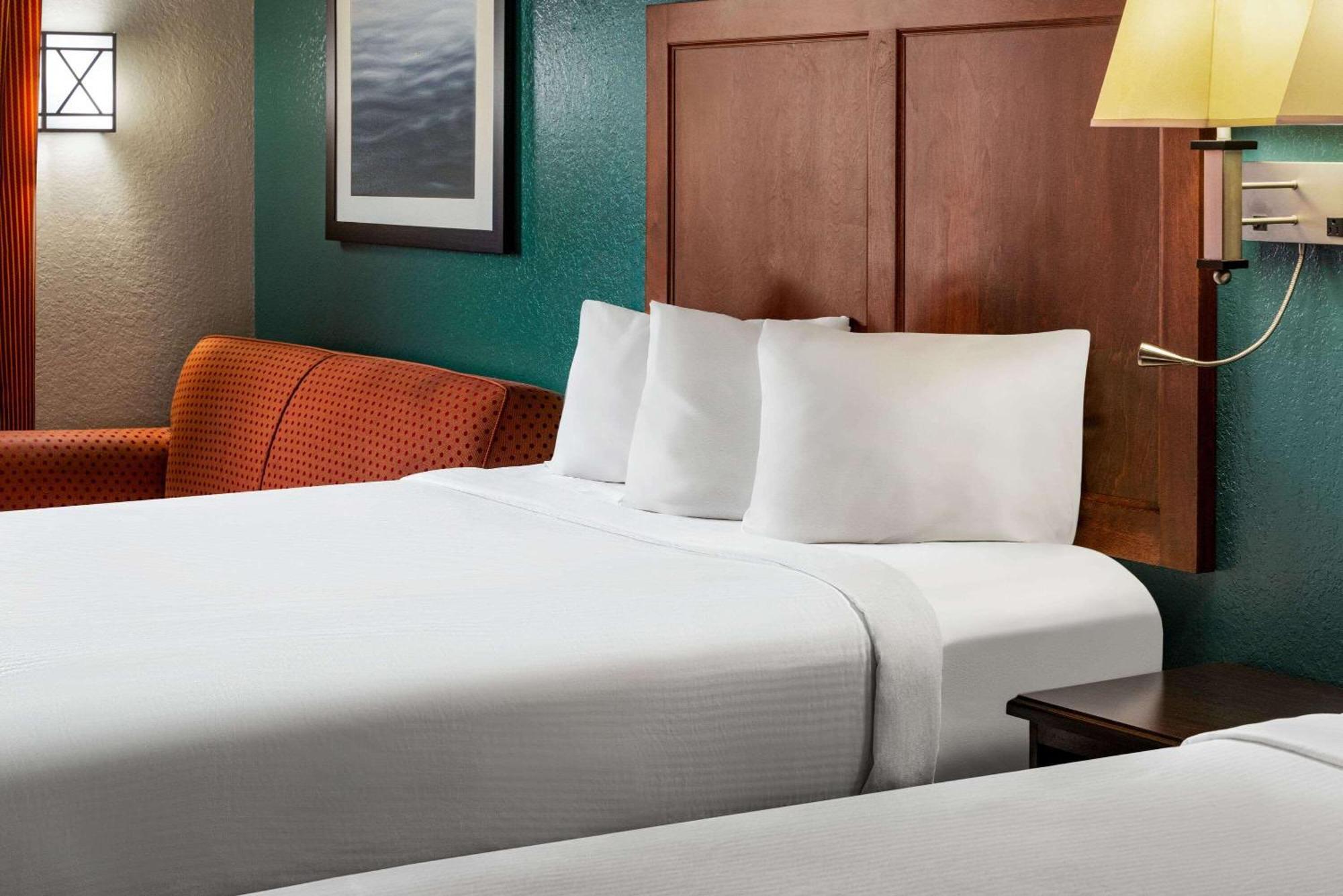 Baymont By Wyndham Cedar Rapids Hotel Екстериор снимка