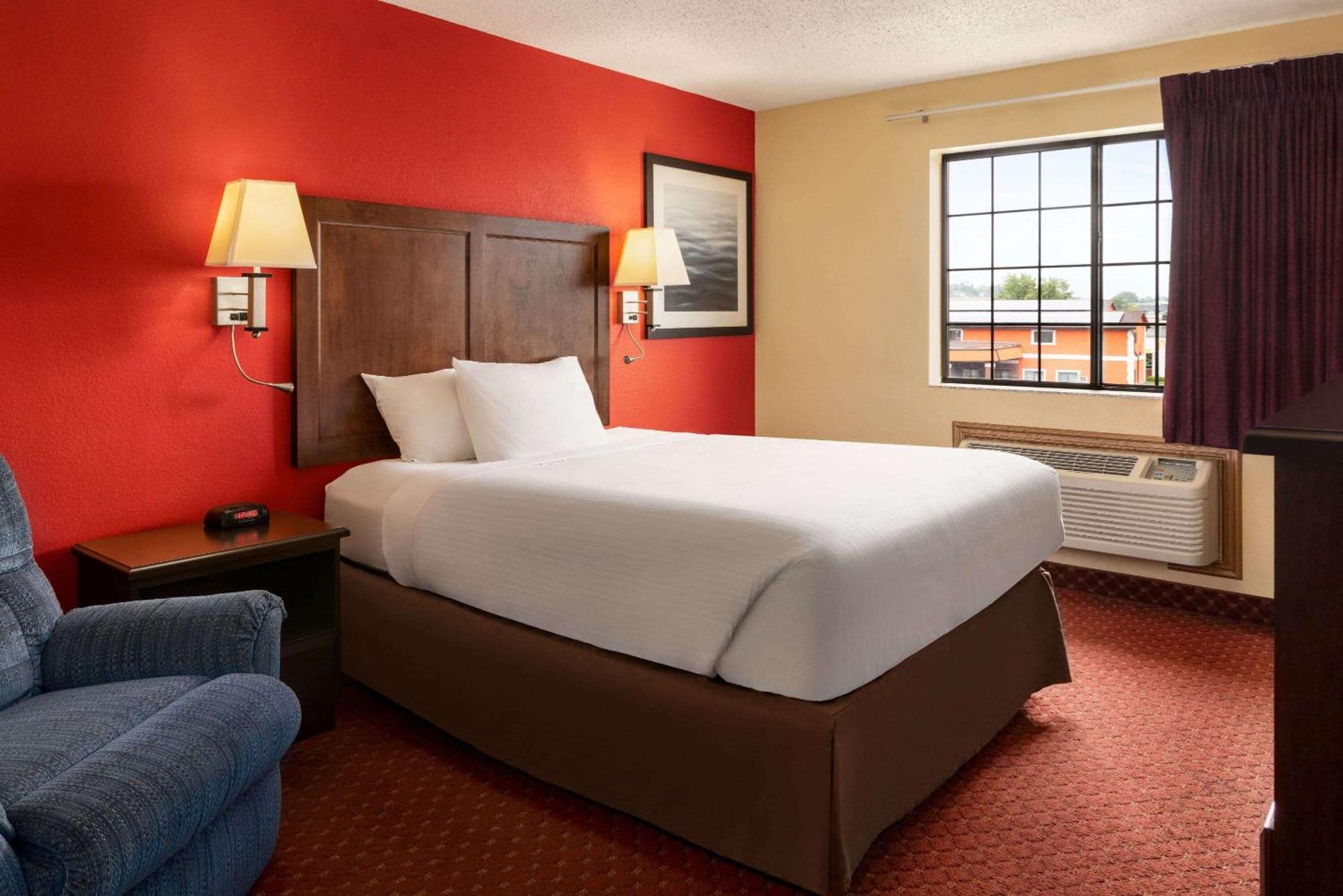 Baymont By Wyndham Cedar Rapids Hotel Екстериор снимка
