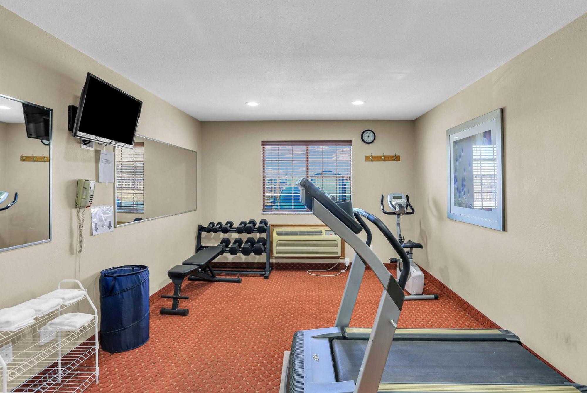 Baymont By Wyndham Cedar Rapids Hotel Екстериор снимка