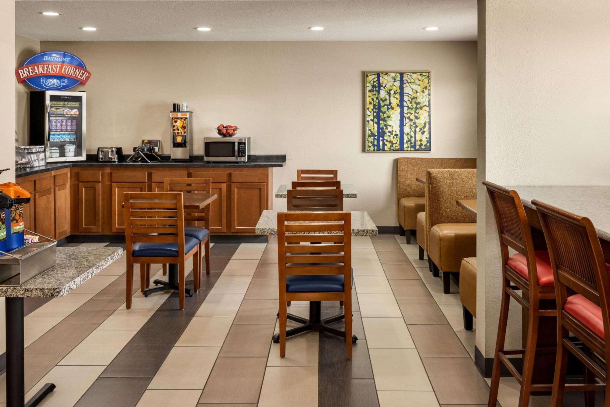 Baymont By Wyndham Cedar Rapids Hotel Екстериор снимка