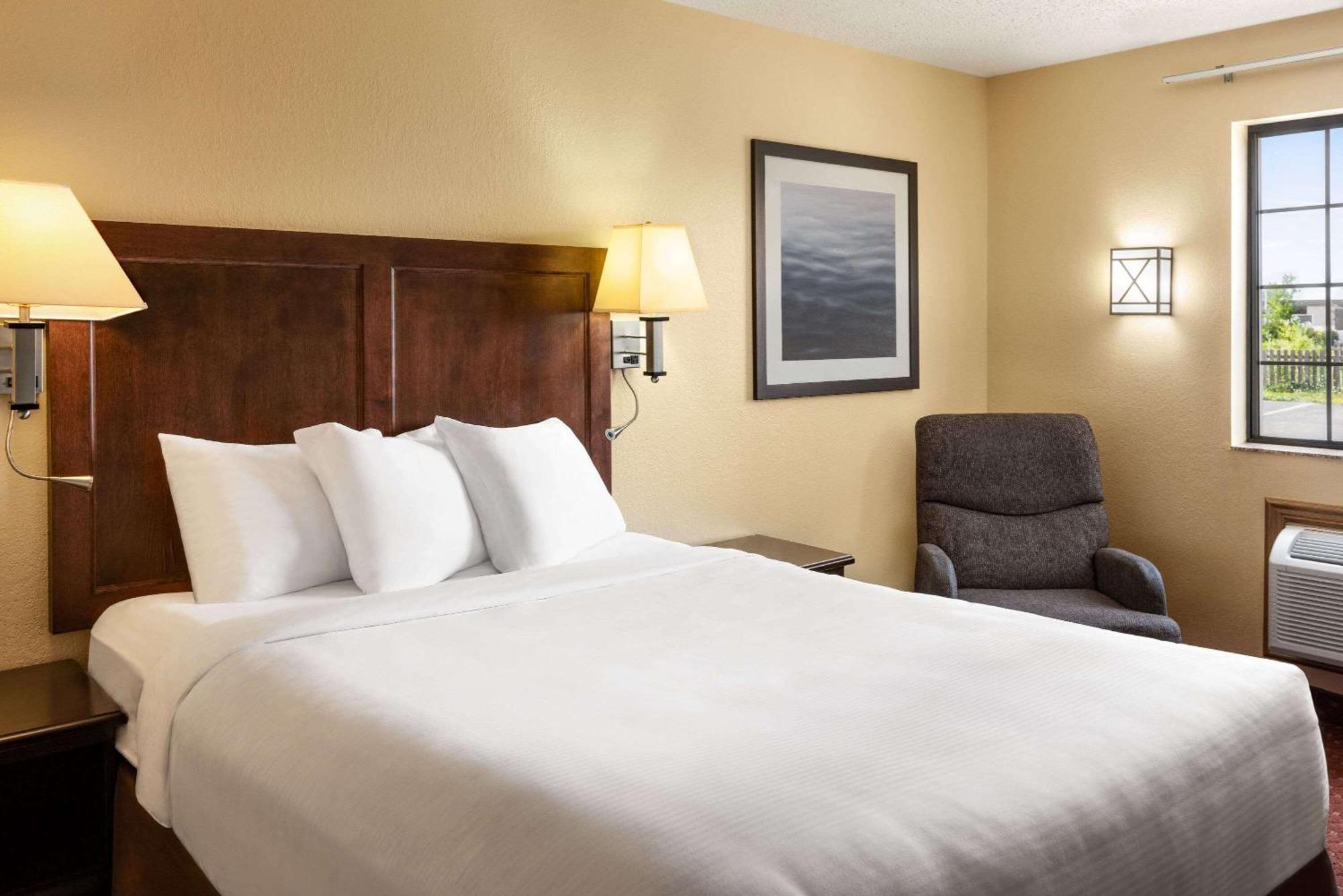 Baymont By Wyndham Cedar Rapids Hotel Екстериор снимка