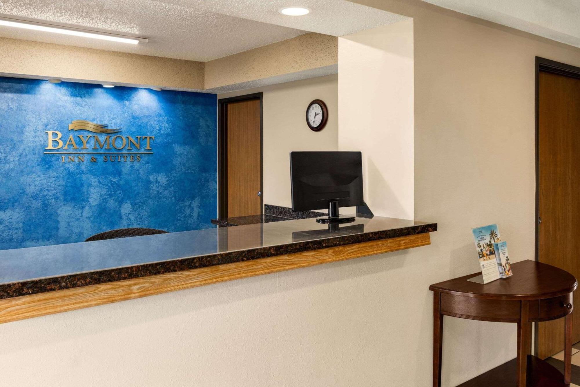 Baymont By Wyndham Cedar Rapids Hotel Екстериор снимка