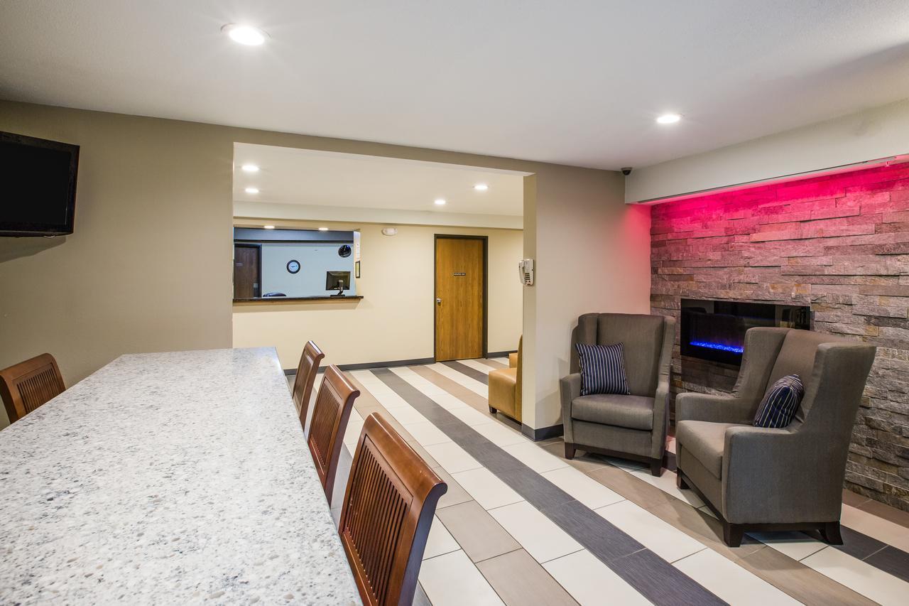Baymont By Wyndham Cedar Rapids Hotel Екстериор снимка