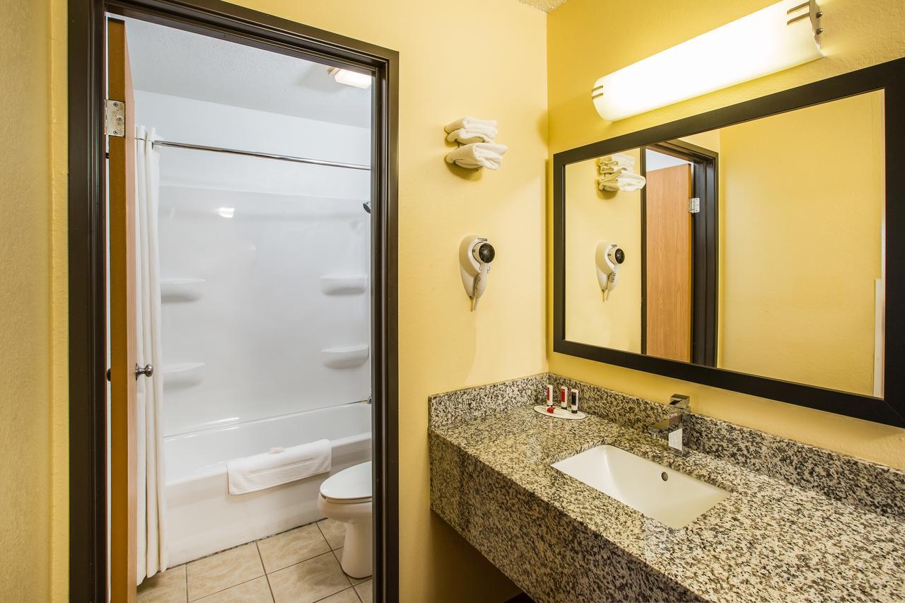 Baymont By Wyndham Cedar Rapids Hotel Екстериор снимка