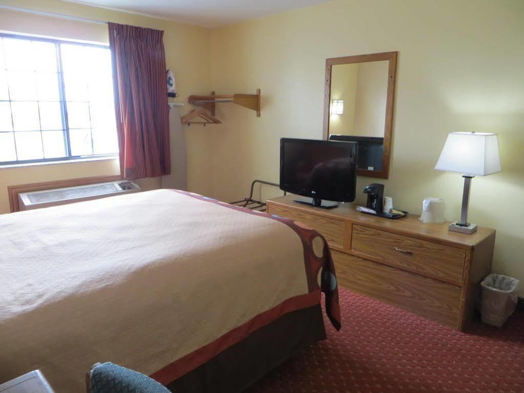 Baymont By Wyndham Cedar Rapids Hotel Екстериор снимка