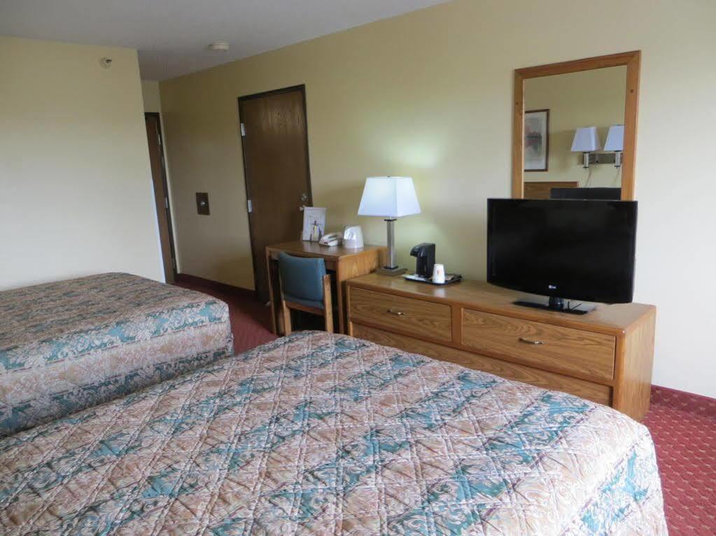 Baymont By Wyndham Cedar Rapids Hotel Екстериор снимка