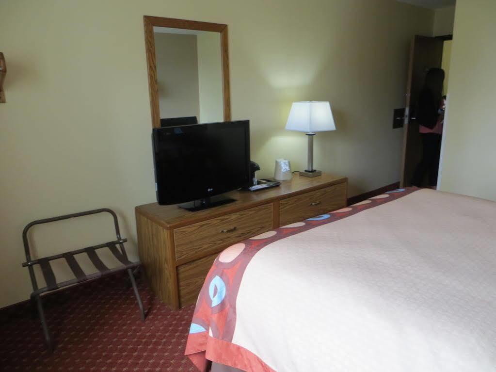 Baymont By Wyndham Cedar Rapids Hotel Екстериор снимка