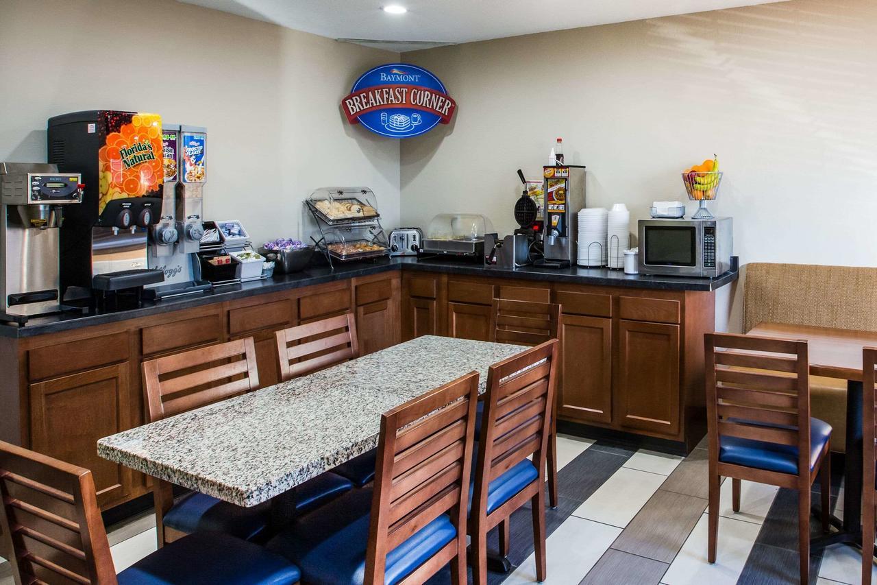 Baymont By Wyndham Cedar Rapids Hotel Екстериор снимка